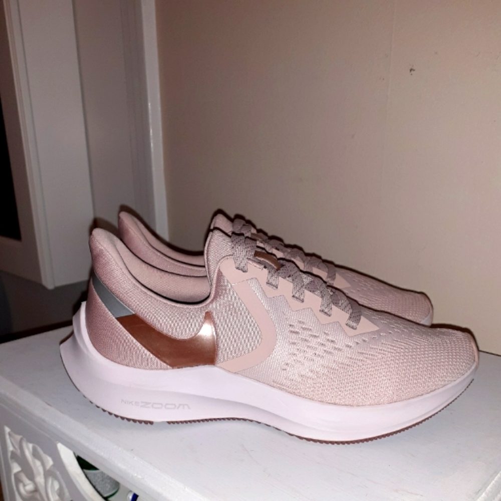 NWOT' Never worn. Nike Zoom Windflow Sz.6